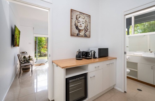 Bomaderry House | Uralla House - Urban Bush Retreat, centrally located with 2 Master Bedrooms