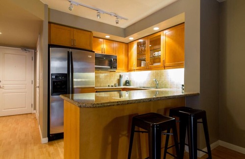 Financial District Apartment | Urban 1BR Escape near CF Toronto Eaton Centre