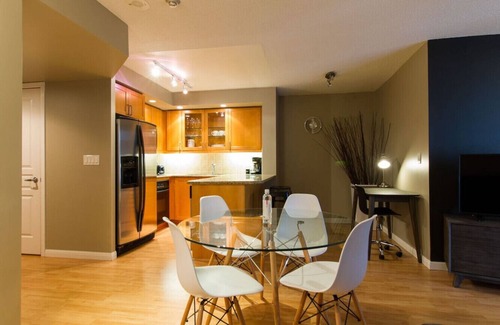 Financial District Apartment | Urban 1BR Escape near CF Toronto Eaton Centre
