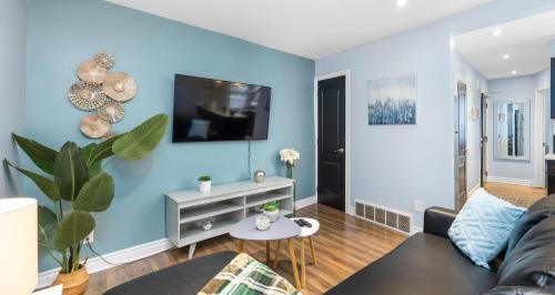 Centretown West Apartment | Urban 1BR Gem with Kitchen, Smart TV & Workspace