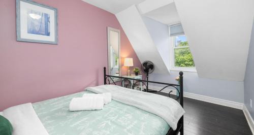 Centretown West Apartment | Urban 1BR Gem with Kitchen, Smart TV & Workspace