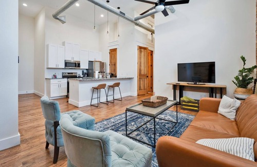 Fort Worth Apartment | Urban 2-bedroom apartment one block from Texas Wesleyan in Fort Worth!