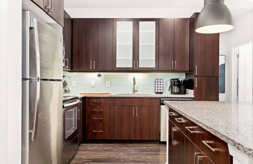 Bouldin Apartment | Urban apt 2BR Downtown Lake · Pool Gym · Garage