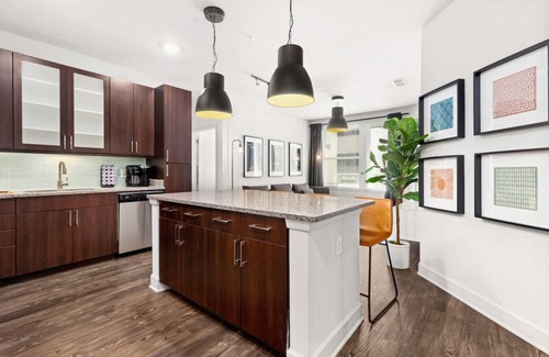 Bouldin Apartment | Urban apt 2BR Downtown Lake · Pool Gym · Garage