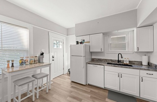Detroit - Shoreway Apartment | Urban Art Escape in Gordon Sq. W/King Size Bed