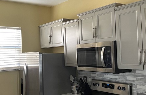 Urban Core House | Urban Bungalow 5min to Ever-bank Field