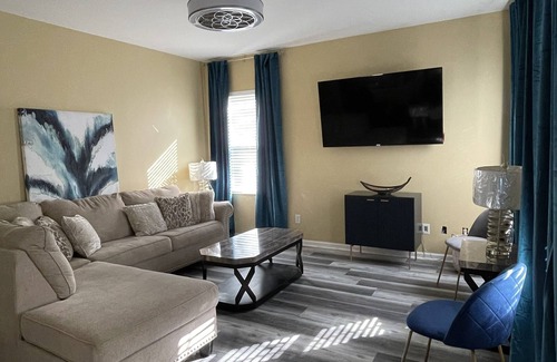 Urban Core House | Urban Bungalow 5min to Ever-bank Field