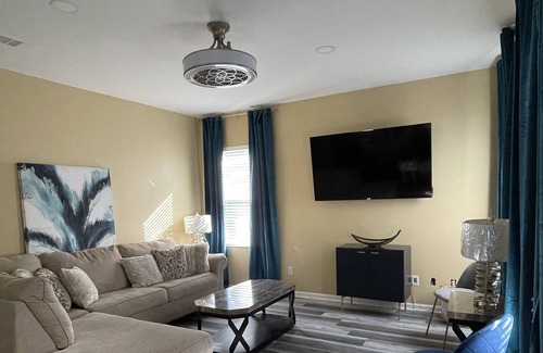 Urban Core House | Urban Bungalow 5min to Ever-bank Field