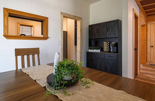 Sioux Falls House | Urban Cabin | 4BR w/Huge Yard