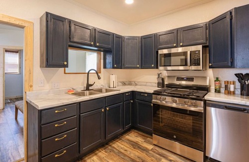 Sioux Falls House | Urban Cabin | 4BR w/Huge Yard