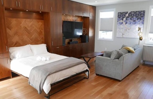 Bloomingdale Apartment | Urban Carriage House Retreat - Modern & Bright w Parking!