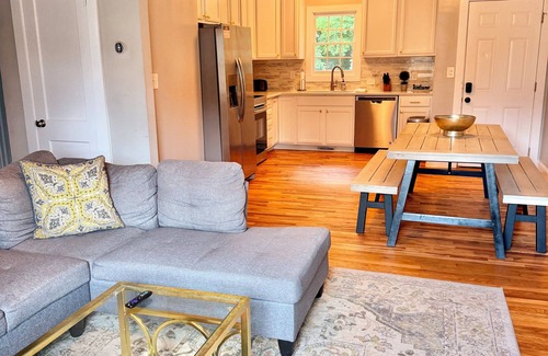 Southwest Raleigh House | Urban Charm: 4 Bedroom Downtown Raleigh Home Near I-40