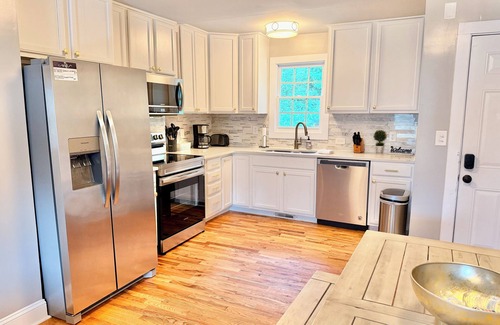 Southwest Raleigh House | Urban Charm: 4 Bedroom Downtown Raleigh Home Near I-40