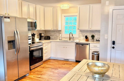Southwest Raleigh House | Urban Charm: 4 Bedroom Downtown Raleigh Home Near I-40