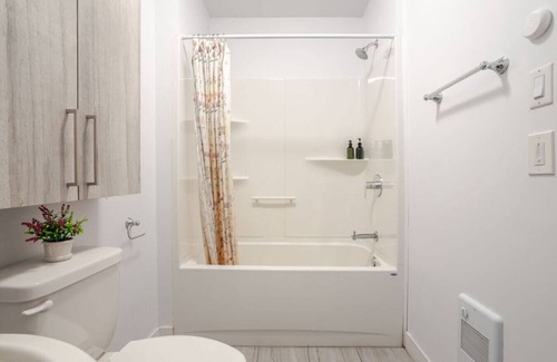Pointe-Saint-Charles Apartment | Urban Chic 3BR| Griffintown Escape