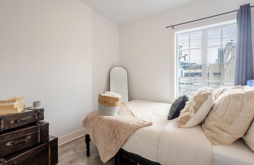 Pointe-Saint-Charles Apartment | Urban Chic 3BR| Griffintown Escape