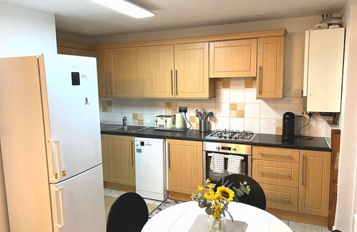 Tottenham Hale Apartment | Urban Chic 4Bedroom/2Bathroom Duplex Flat with FREE WIFI & Parking