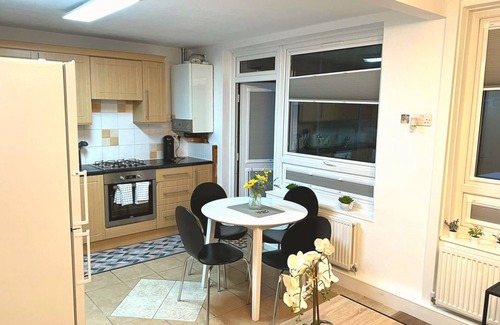 Tottenham Hale Apartment | Urban Chic 4Bedroom/2Bathroom Duplex Flat with FREE WIFI & Parking