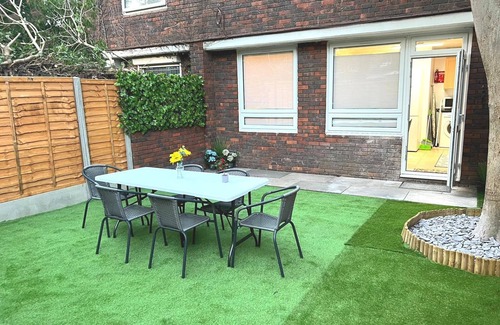 Tottenham Hale Apartment | Urban Chic 4Bedroom/2Bathroom Duplex Flat with FREE WIFI & Parking