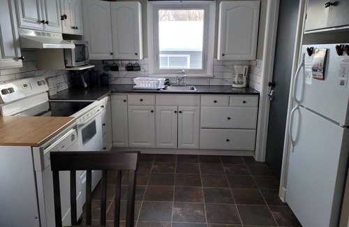 Brandon House | Urban Chic Guest Retreat- 1100sqft 3Bdr
