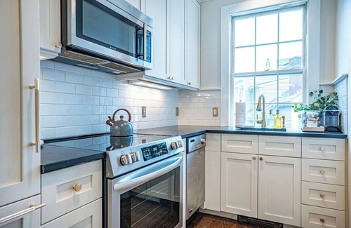 College Hill Apartment | Urban Chic in PVD, next door to Brown and RISD