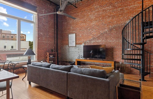 Downtown Apartment | Urban Chic Meets Southern Comfort – Industrial Modern Loft in Downtown Lafayette
