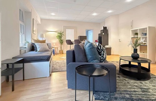 Gaisburg Apartment | Urban Chic | Sleeps 5 | Balcony