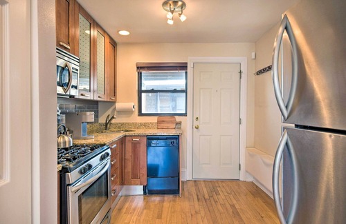 Rogers Park Condo | Urban Chicago Escape ~ 1 Mi to Local Beaches!
