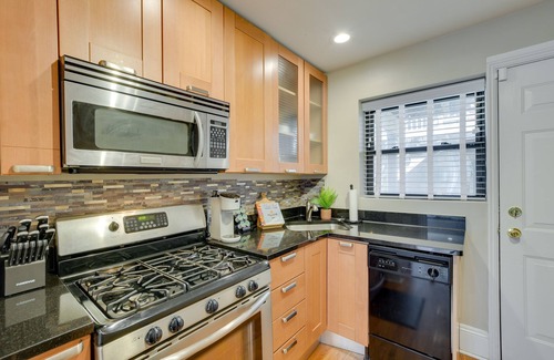 Rogers Park Condo | Urban Chicago Vacation Rental Condo Near Beach!