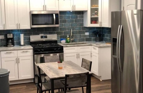 Little Village Apartment | Urban Coach Casa * parking * 10 min to downtownn