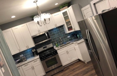 Little Village Apartment | Urban Coach Casa * parking * 10 min to downtownn