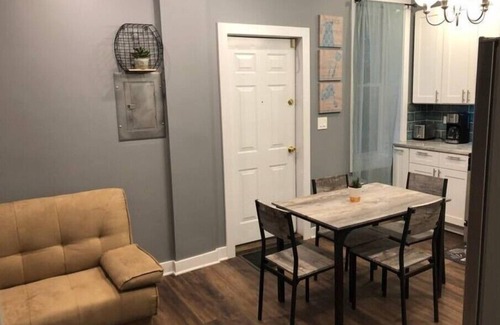 Little Village Apartment | Urban Coach Casa * parking * 10 min to downtownn
