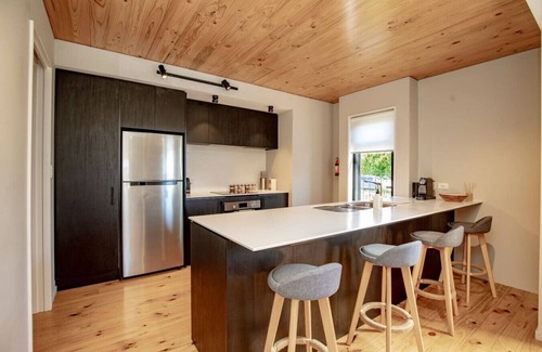 Sherborne Street House | Urban Comfort 3BR with Garage and Close to City Centre