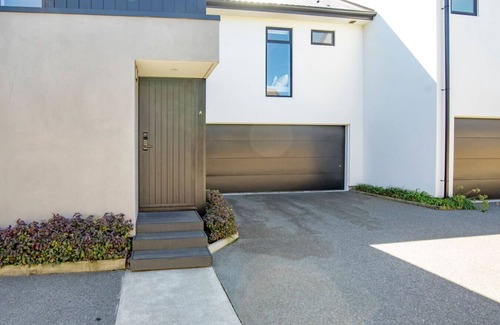Sherborne Street House | Urban Comfort 3BR with Garage and Close to City Centre