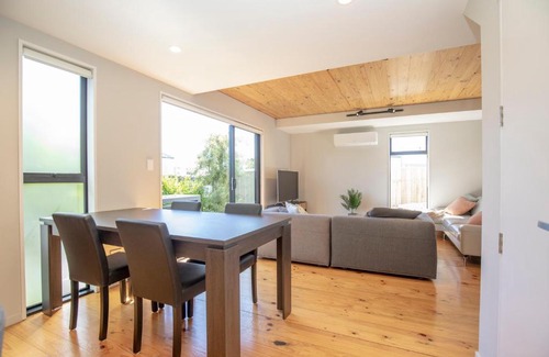 Sherborne Street Apartment | Urban Comfort 3BR with Garage and Close to City Centre