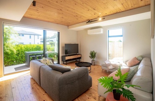 Sherborne Street Apartment | Urban Comfort 3BR with Garage and Close to City Centre