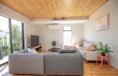 Sherborne Street Apartment | Urban Comfort 3BR with Garage and Close to City Centre