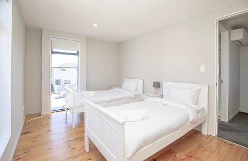 Sherborne Street Apartment | Urban Comfort 3BR with Garage and Close to City Centre