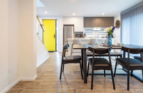 Christchurch House | Urban comfort and parking near Avebury Park