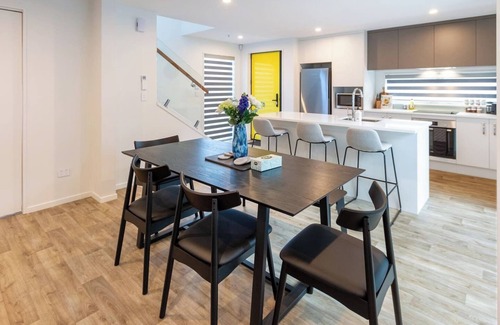 Christchurch House | Urban comfort and parking near Avebury Park