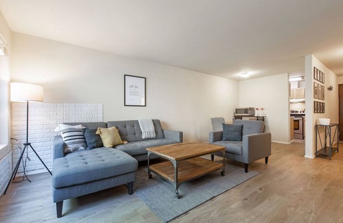 Old Ballard Condo | Urban Condo + Parking 2 Blocks to Ballard 6 Miles to Everything Seattle