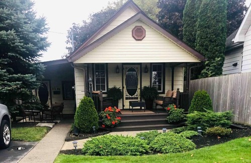 Niagara Falls House | Urban Cottage 1BR Mins Away Clifton Hill, Niagara
