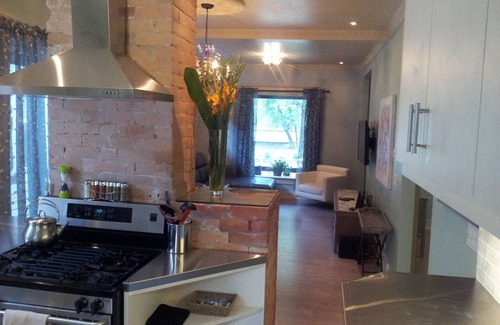 Sunnyside Cottage | Urban Cottage Oasis, awesome location, fully renovated and self contained