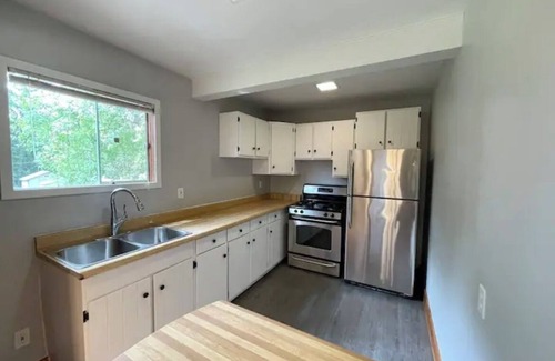 Kingston House | Urban Cottage Style House - Close to lake/University
