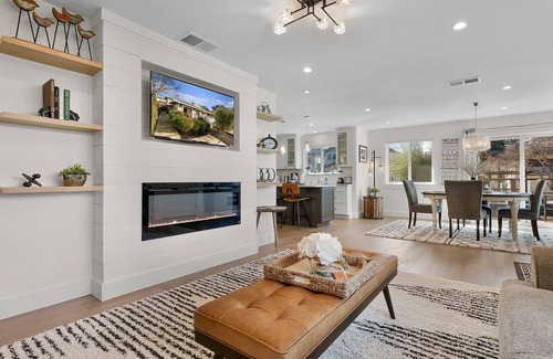 Healdsburg House | Urban Elegance in Wine Country: Unwind Just Moments from Healdsburg Plaza!