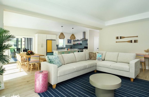Miami Park House | Urban Escape | Dream-like SoHa Retreat w/Heated Pool | Fire Pit | Private Beach