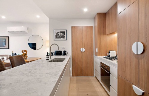 West Melbourne Apartment | Urban Escape: King Bed, Parking + Walk to CBD!