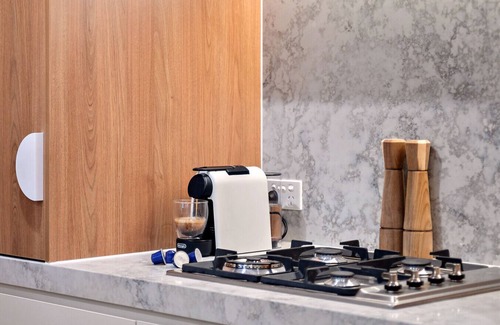 West Melbourne Apartment | Urban Escape: King Bed, Parking + Walk to CBD!
