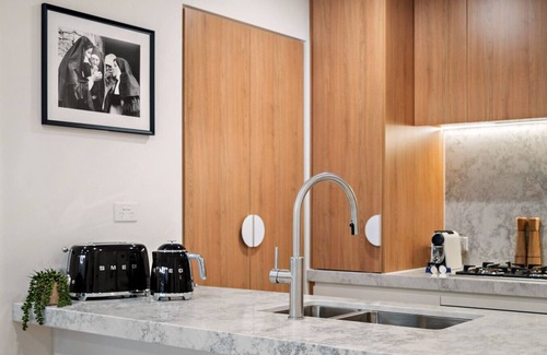 West Melbourne Apartment | Urban Escape: King Bed, Parking + Walk to CBD!