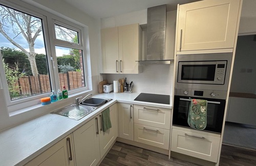 Portswood Apartment | Urban Escape: Modern Retreat Near Uni & Hospital